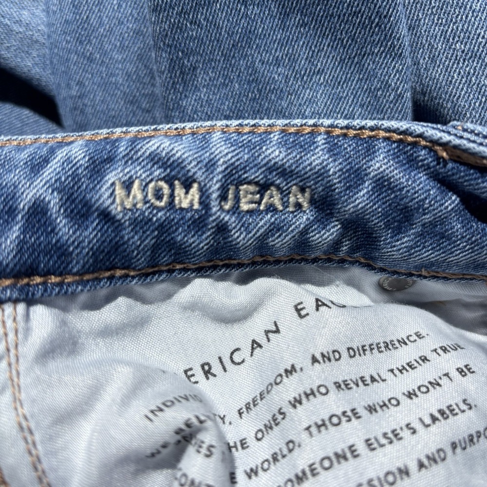 Women's size 4 American Eagle Mom Jeans blue distressed denim High Rise - Picture 9 of 10